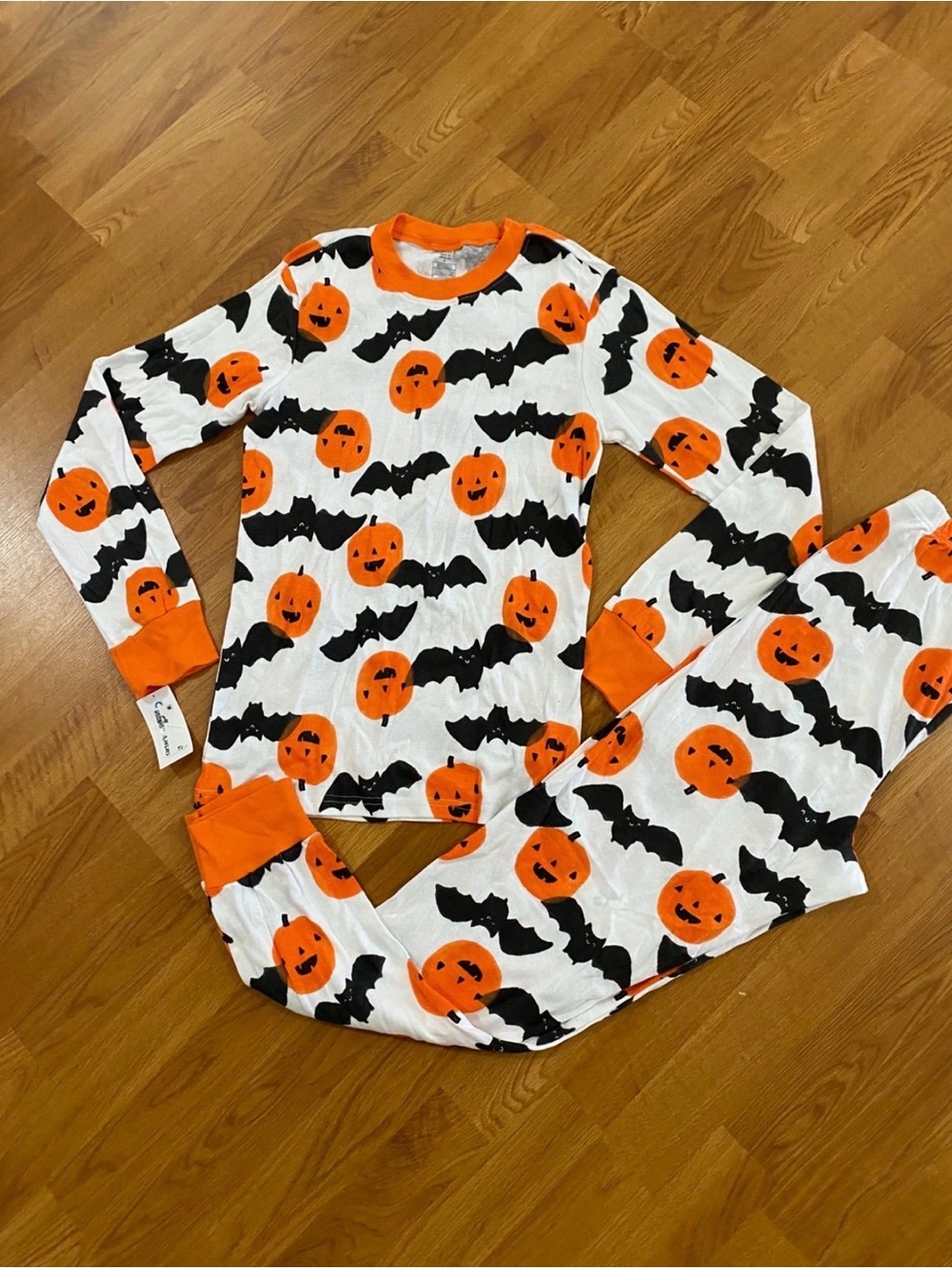 New womens sz M Carter's White Pajama Set Halloween  Pumpkins & Black Bats